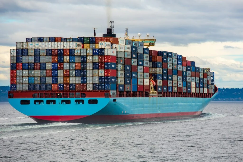 Blue and red cargo ship on the sea in daylight